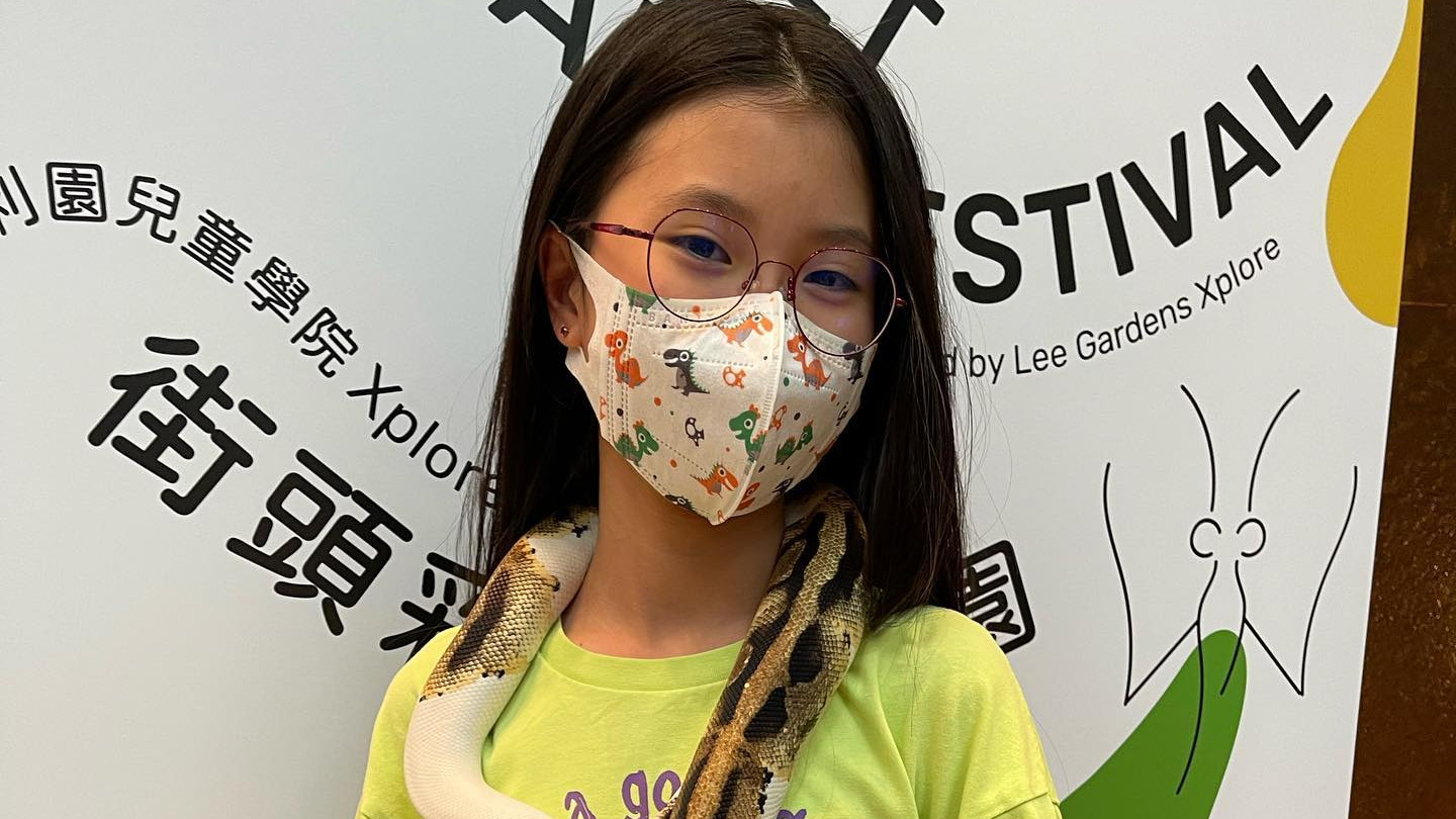 郑中基|郑中基妻子罕晒娃！11岁女儿脖挂蟒蛇很淡定，7岁儿子亲吻大龟