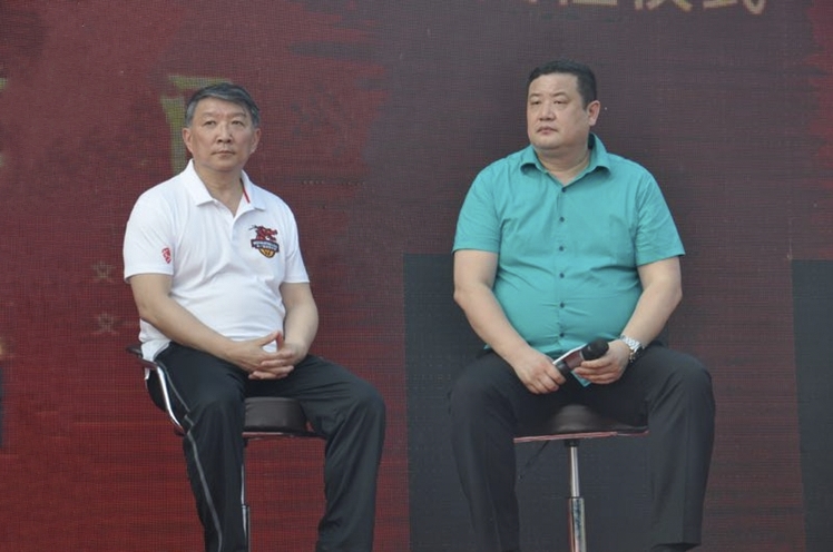 山西男籃|CBA：東西隔一山，主帥兩重天，一個(gè)捧金碗要飯，一個(gè)漏鍋?zhàn)鍪⒀?
onload=