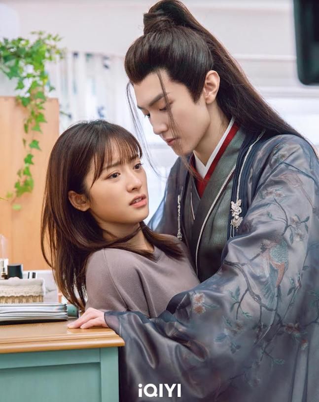 郭靖|开播男女主就躺床！「秦海璐女儿」跨腿强压《射雕英雄传》郭靖