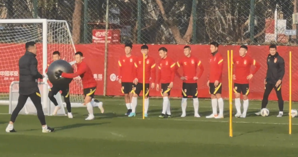 国足|国足39人参加合练分成两队，两人缺席4人康复，孙继海首次亮相