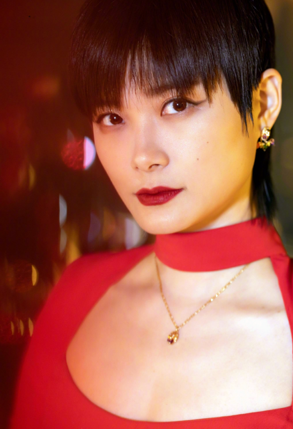 李宇春|李宇春穿搭珊瑚红长袖收腰礼服利落大方，2022年大年初一亮相春晚