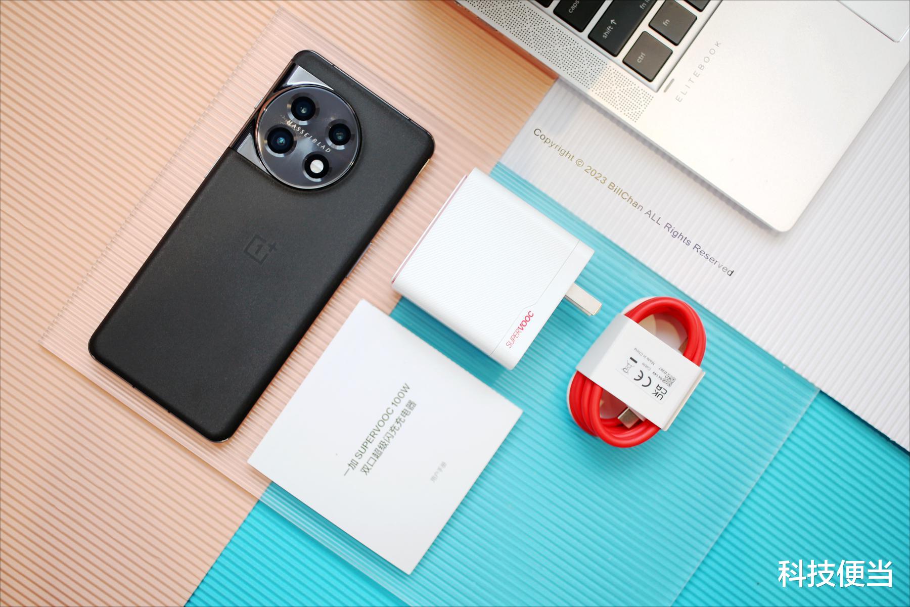 一加科技|出差旅行一个就够了，一加100W双口氮化镓充电头体验评测