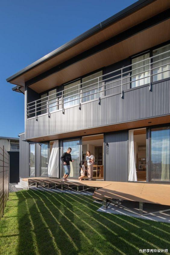 院子通铺水泥地过时了,甲板+草坪+沙地混铺,简单几种材料就很美