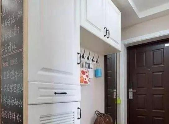 111㎡标准三居室:进门鞋柜很特别,兼具收纳与涂鸦记事本功能