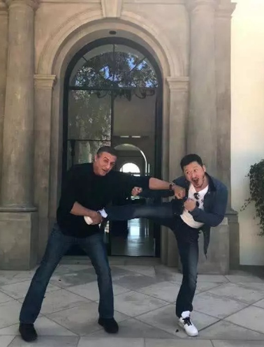 杰森·斯坦森|史泰龙跟谁合影都挥拳，唯独中国的他，老老实实比一样手势！