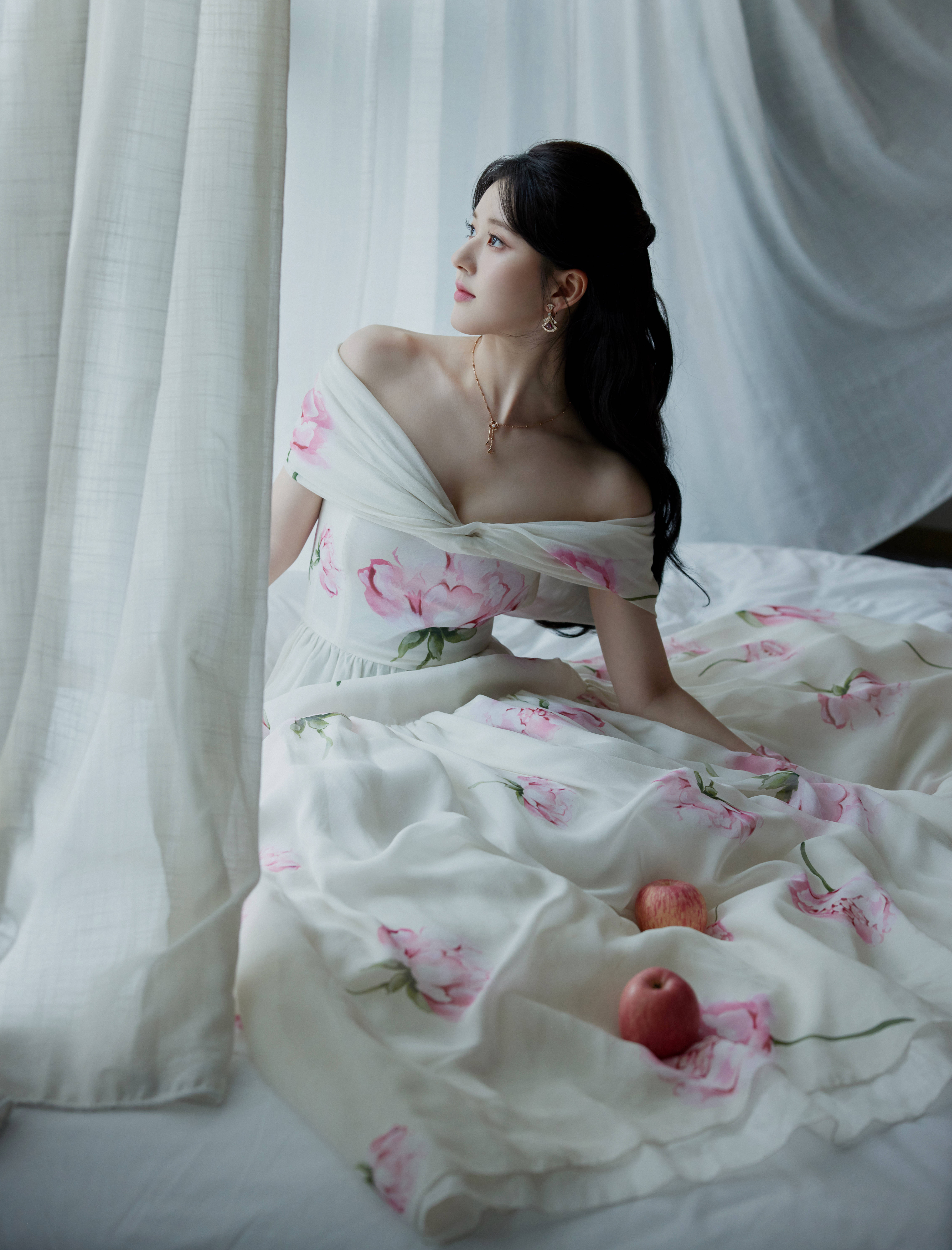 赵露思|赵露思红毯造型被吐槽，粉丝称像披个床单，工作室评论区已经沦陷