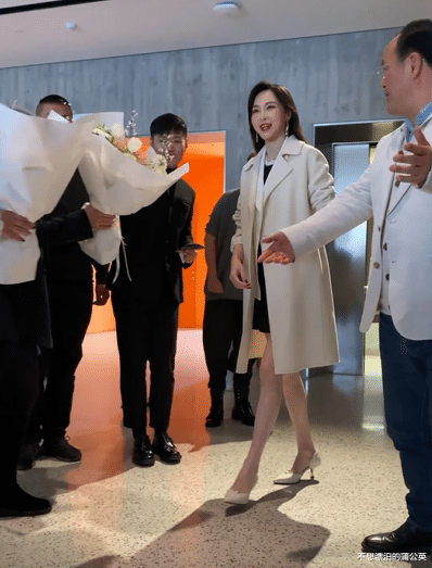 唐嫣|唐嫣现身脸上出现“幸福肥”，浓妆气质显成熟，有说有笑心情大好