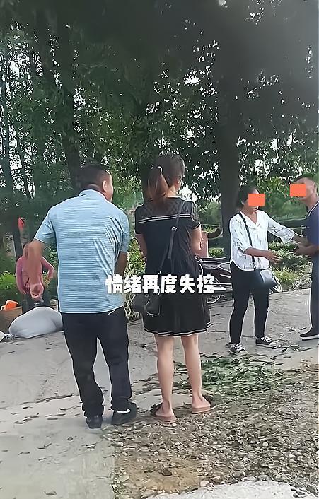 妻子和一男子牵手跳广场舞，大叔气不过，对方：大度一点嘛