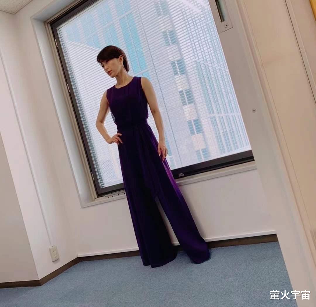酒井法子|50岁酒井法子状态越发优秀，端庄挺拔散发知性美，首公开儿子照片相貌俊俏