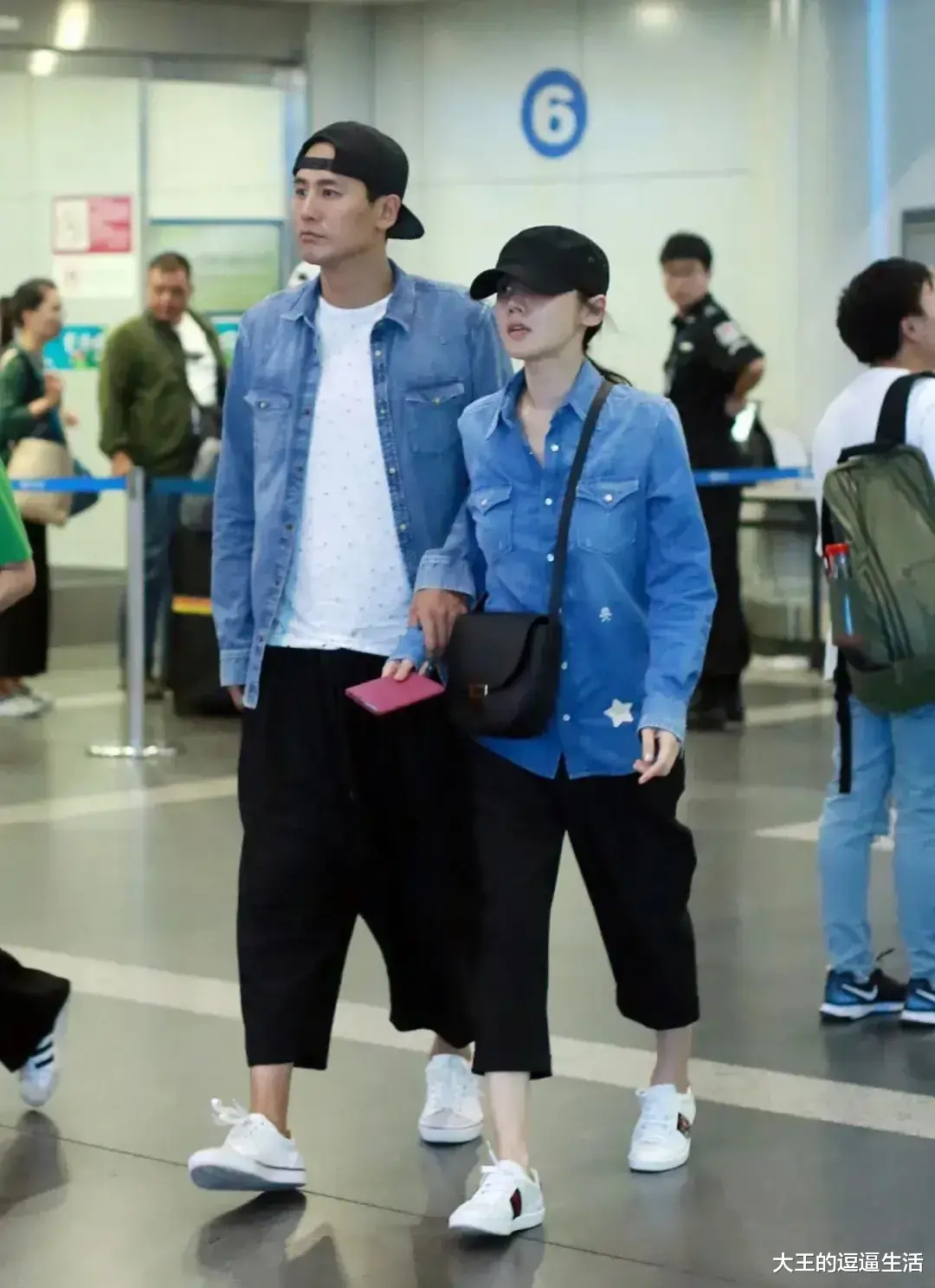 秋瓷炫|于晓光秋瓷炫机场腻歪，同穿情侣装还像热恋期，秋瓷炫撒娇有一套