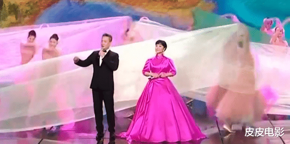 春晚|春晚最惊艳女星：李思思丝绒天鹅颈，李宇春性感，伊丽媛华贵雍容