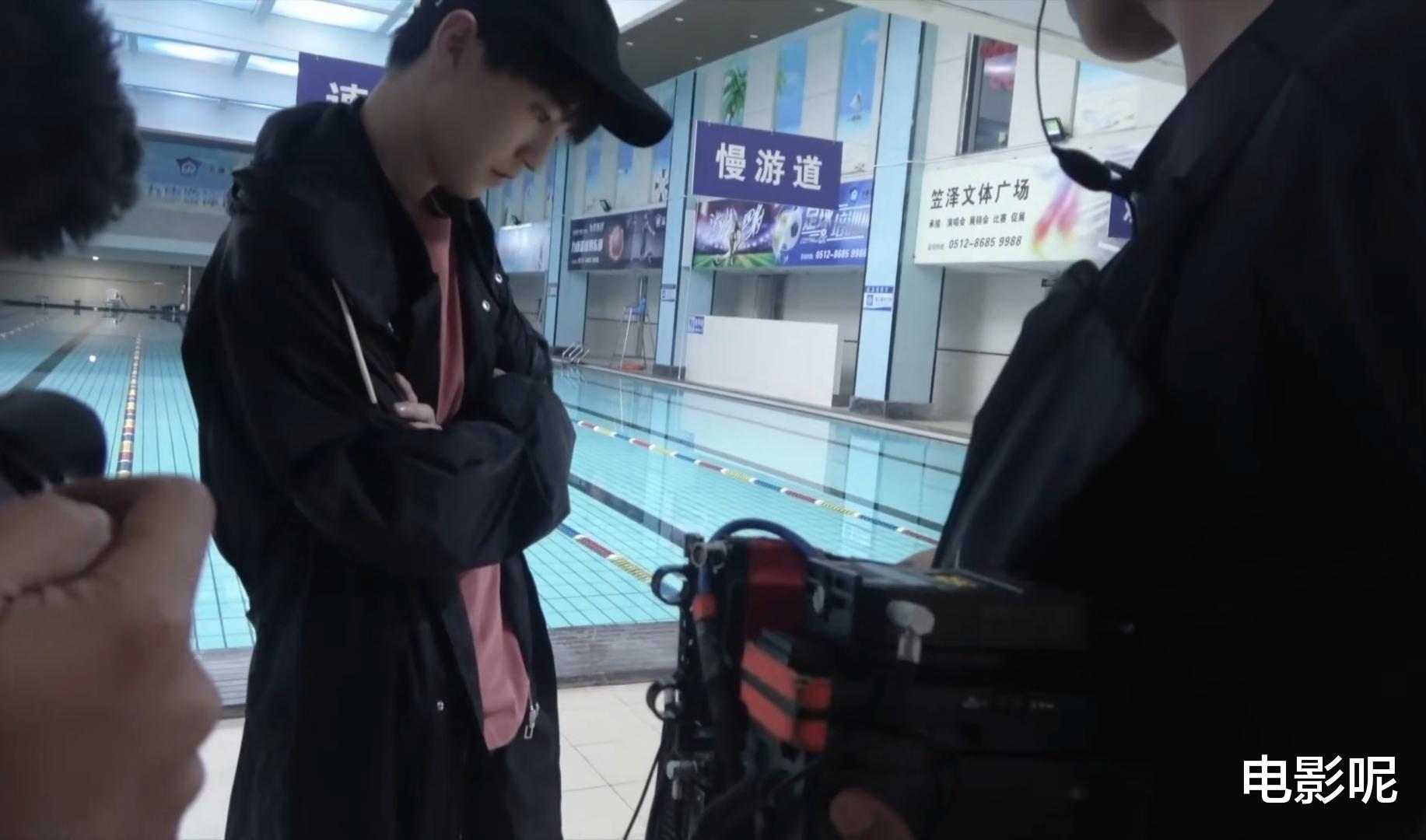 王俊凯|王俊凯拍摄《重生之门》花絮，审讯室片场翘二郎腿还被张译发现