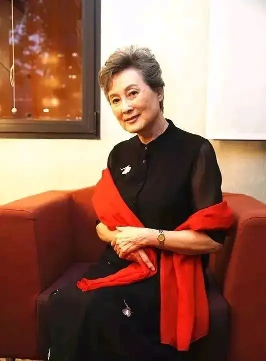 杨紫 看完85岁向梅才发现:优雅气质的秘诀是“披肩”,端庄又迷人