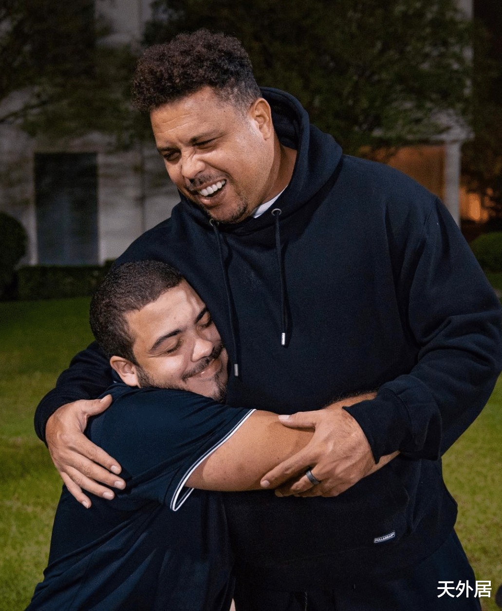 罗纳尔多|罗纳尔多晒一家6口全家福:大儿子与女友同龄,女儿一看就是亲生