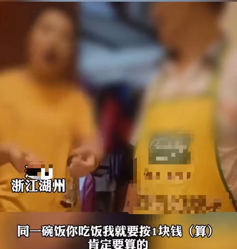 浙江,湖州,男子带了2个女子去餐馆吃饭,男子点了一碗米饭和其中一个女子分着吃