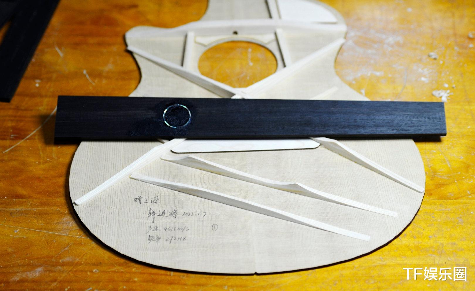 王源|王俊凯王源定制了同款吉他，疑纪念双人合唱十周年，粉丝破防了