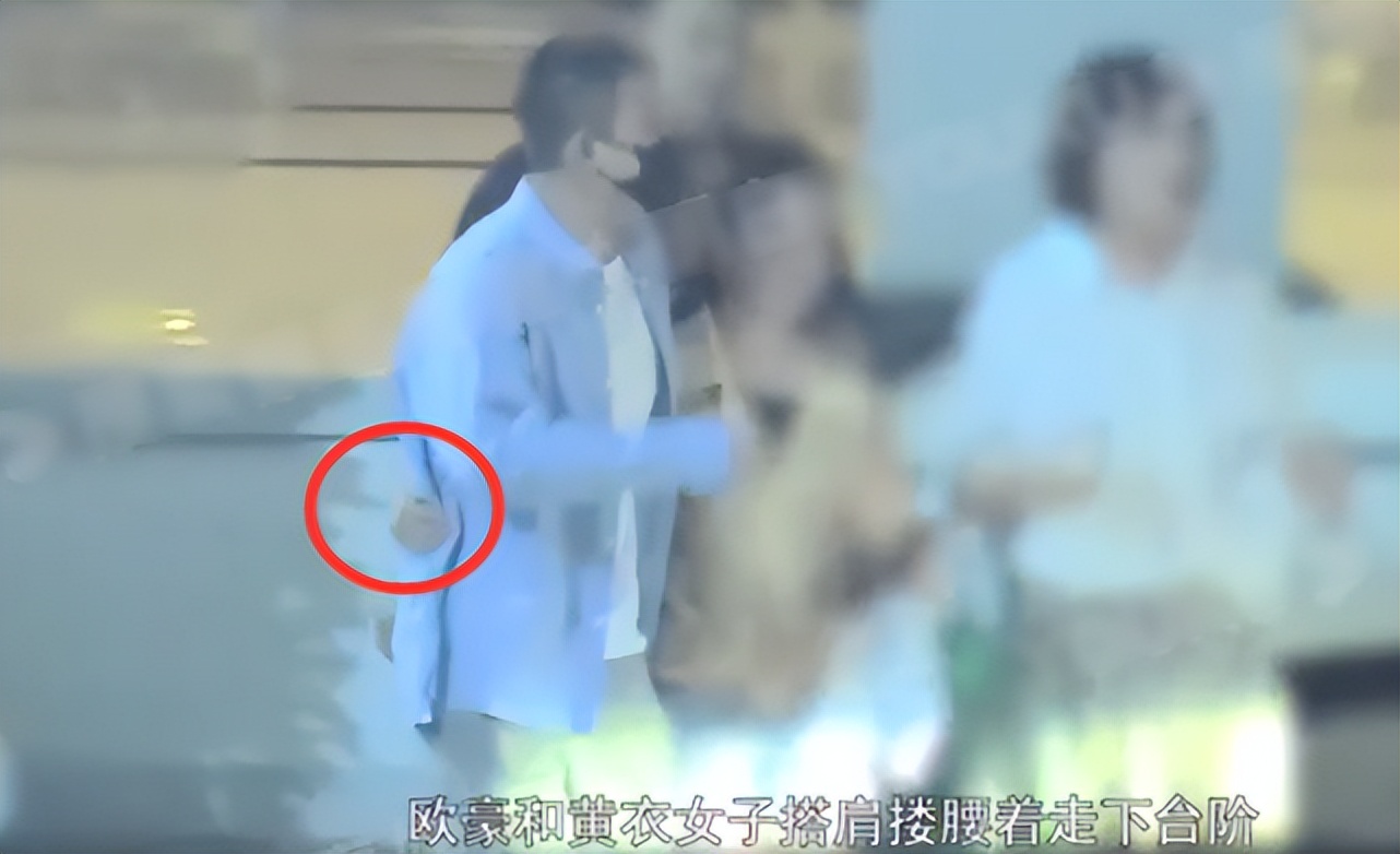 欧豪|欧豪与女子当街熊抱搂腰，女方主动行为亲密，前女友在英国待产