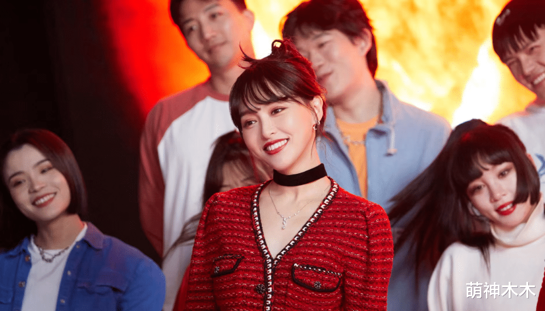 杨幂|85花卫视春晚比美:杨幂万元礼服抢镜,唐嫣四套迎战,杨颖低调