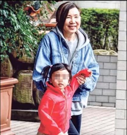 杨幂|杨幂回港探亲,小糯米想让爸妈复合,杨幂的回答让刘恺威泪目