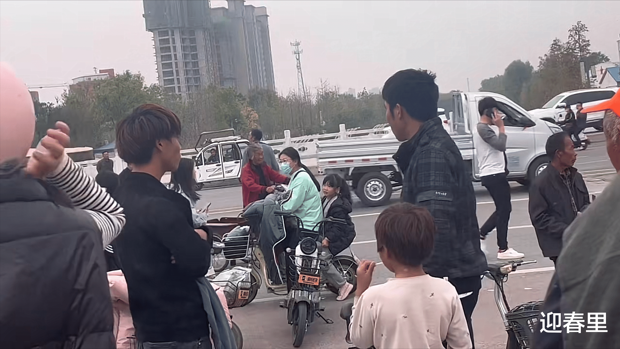 前任和现任在街头大打出手,女孩的颜值曝光,网友不解:我输在哪
