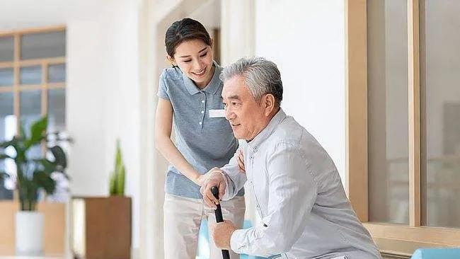 65岁大爷:一年奖你1万 50岁保姆:我不白要你的钱,会待你更好