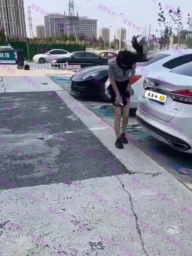 女子担心裙子被风掀起来,蹲在路边,男子误以为她脚疼上前询问