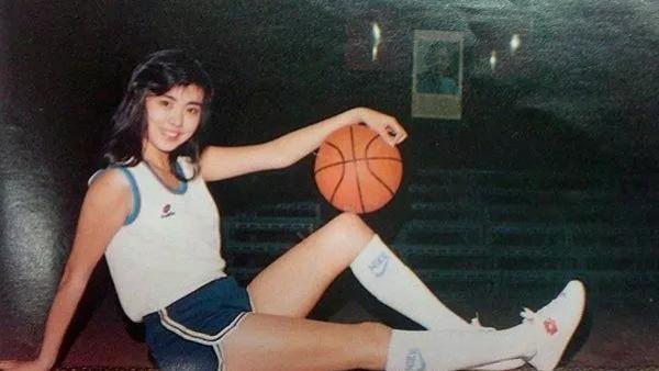 王祖贤|导演要求女主妩媚性感，制片人找来个打篮球的，却成就永远的经典
