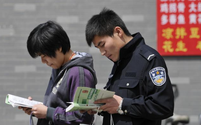 女孩在深圳做高端保姆,没几天换了三家雇主,最终崩溃曝光一切