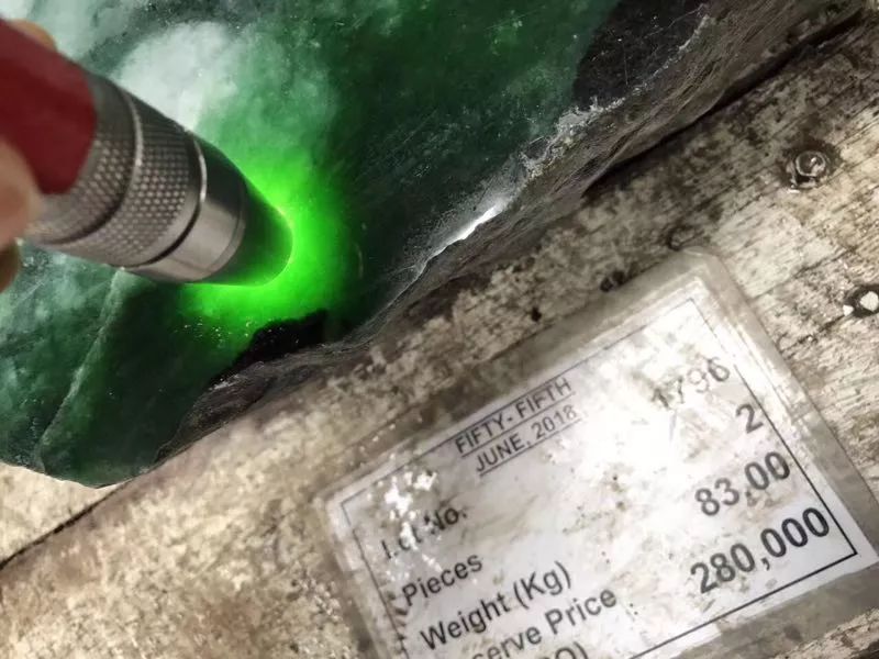 崇宁通宝|回顾往届公盘：底价28万欧元标石，开出7200万天价！翡翠价格上扬成定局！