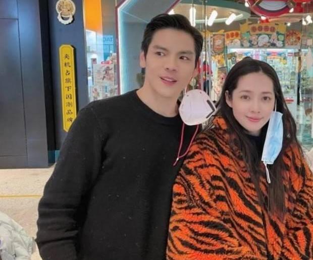 郭碧婷|向佐拍戏妻女紧随其后，双手捧腹孕味十足，网友：像抱了个西瓜