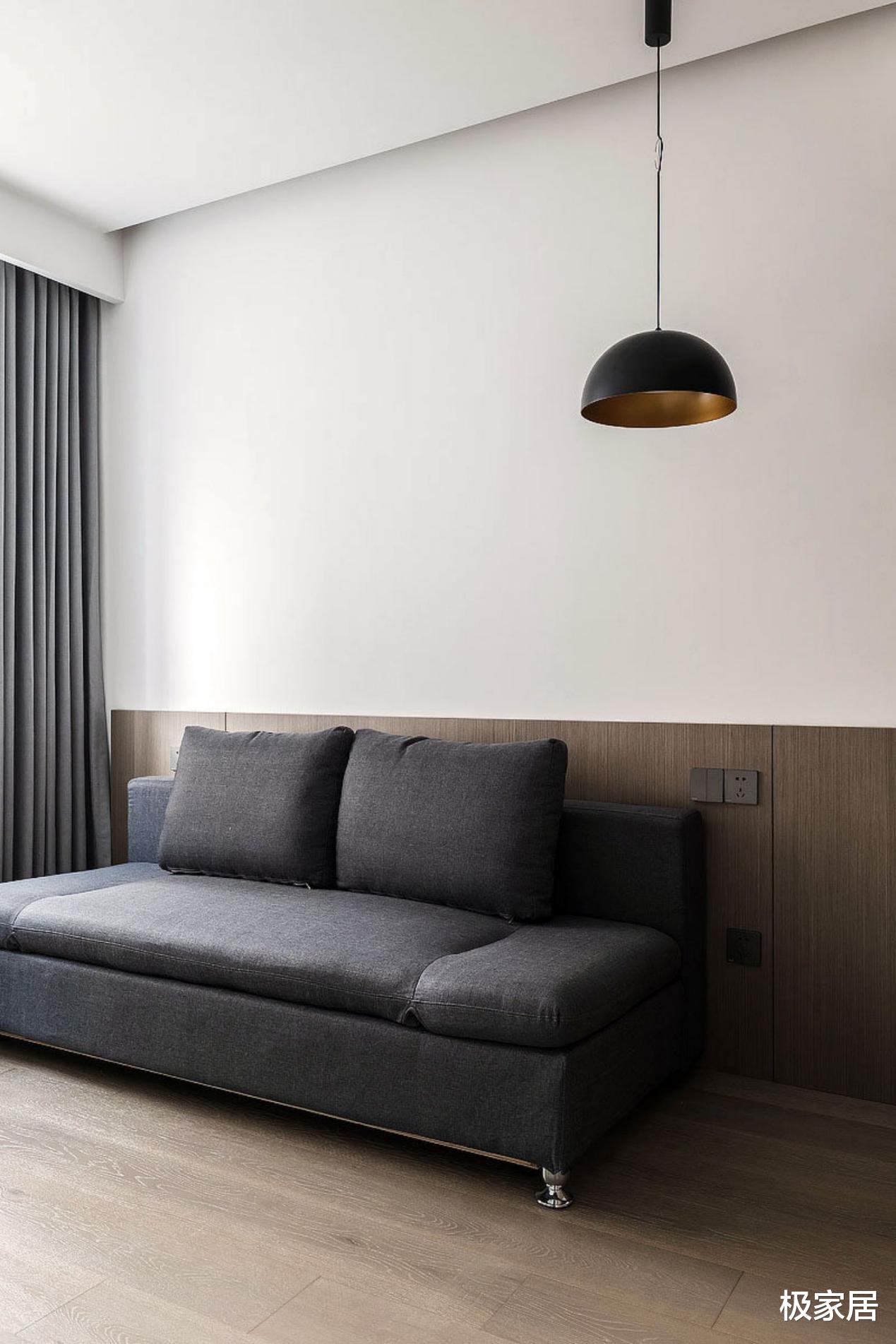 极简风也能被填满各种元素,打造手办的家,还有猫咪的爱巢