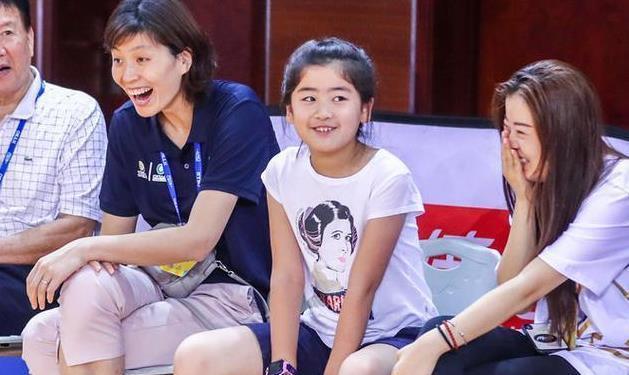 姚明|姚明带女儿吃早餐被拍！体重明显下降，11岁女儿身高达1米8