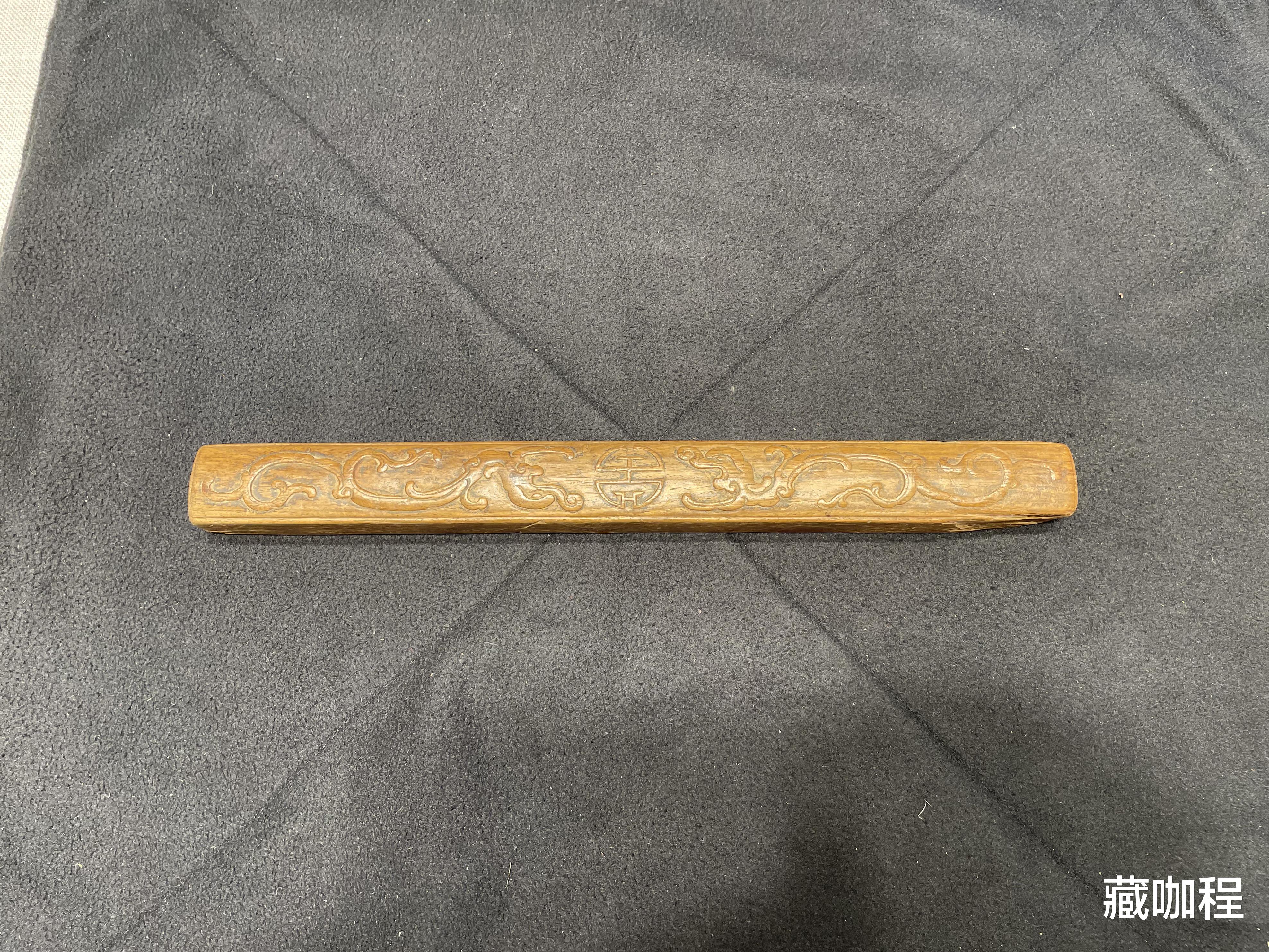 |老气横秋两头微残，黄花梨螭龙捧寿镇尺9.2万成交