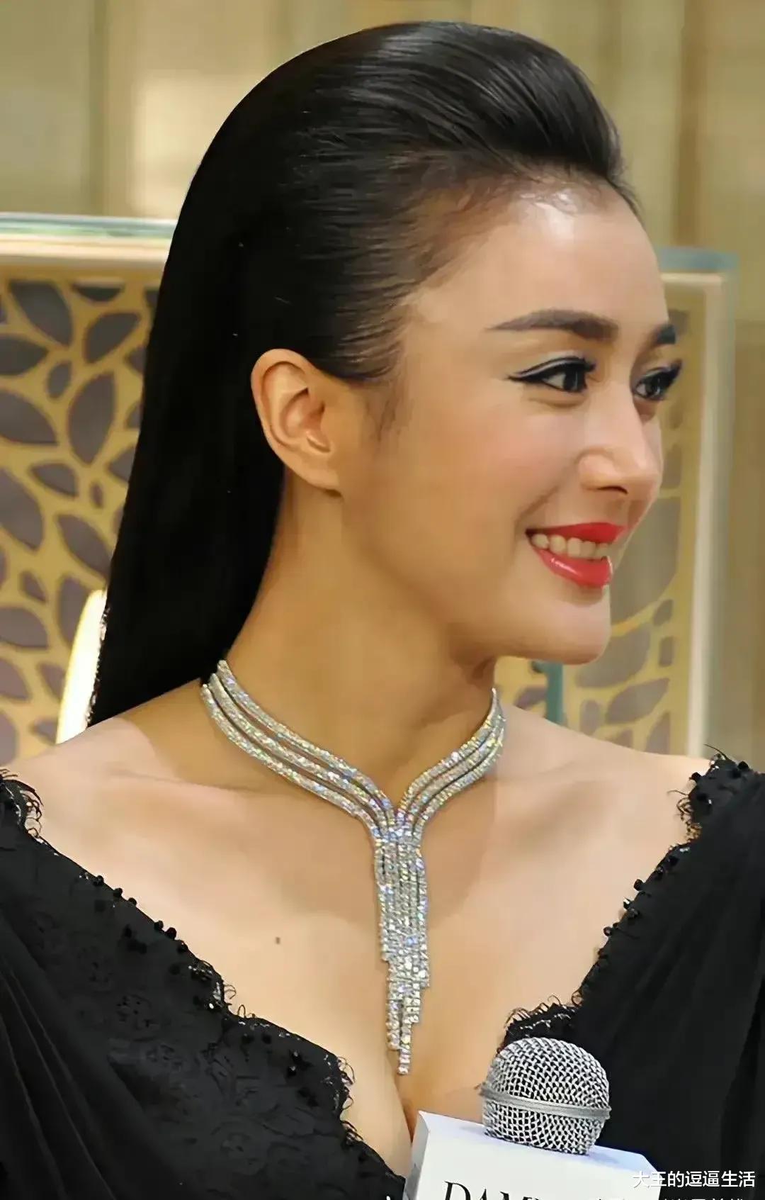 秦岚|43岁秦岚穿黑色蕾丝裙大秀身材,大背头造型却出现男相,失了温婉