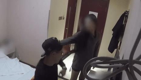 浙江宁波,一男子与已婚女客户开房时,遭女客户老公殴打至轻微伤