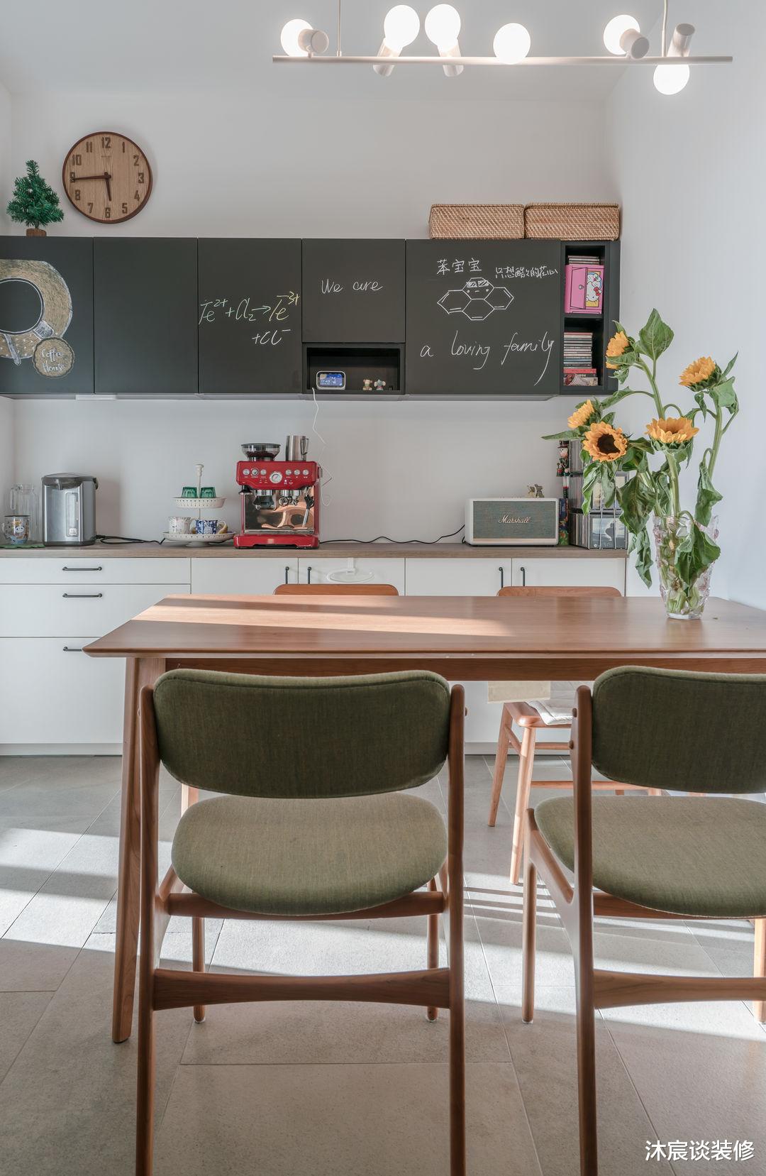 绝不是夸张，走进她家，就像进入森林一样舒服，清新怡人，好治愈