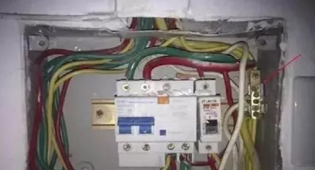 为什么电线都要绕几圈再接开关?只是为了多赚钱吗?大家都误解了