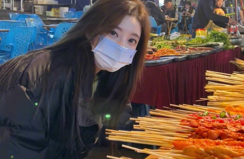 冯提莫|冯提莫在路边撸串儿，完全没有偶像包袱，妥妥一枚吃货