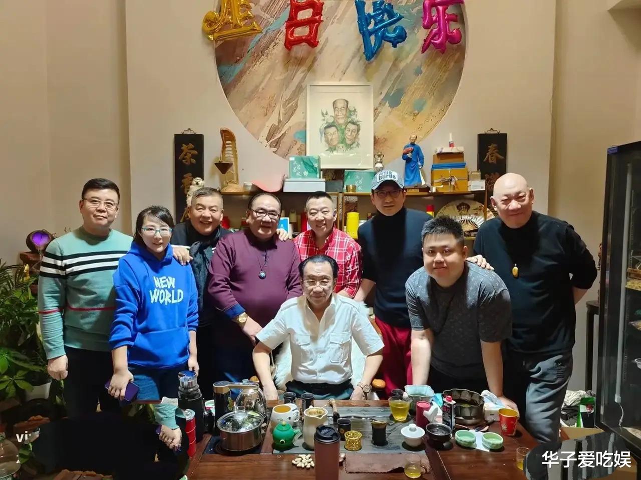 郭德纲|同样是过生日，郭德纲徒子徒孙满堂，而侯耀华的徒弟却纷纷缺席！