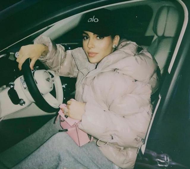 乔治娜|乔治娜开豪车现身，一身粉衣打扮格外娇小可爱，手上钻戒太抢镜了