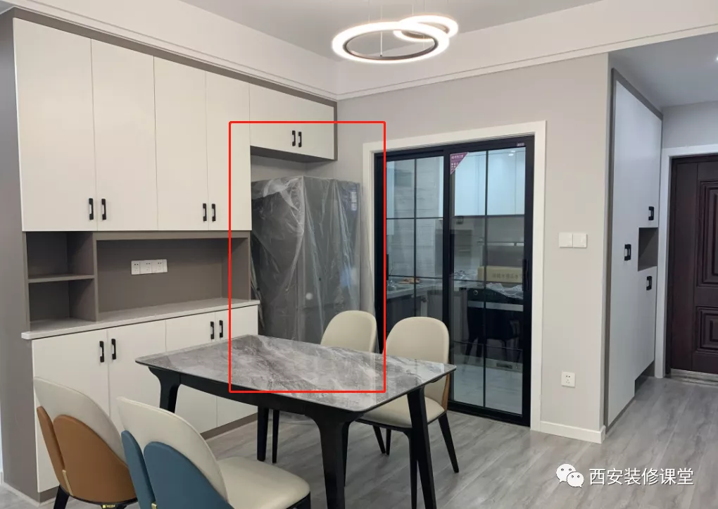 餐厅柜和冰箱,怎么做不会很突兀?