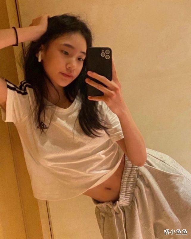 小s|小s俩女儿晒近照：姐姐短发厌世脸妹妹卷发好甜美