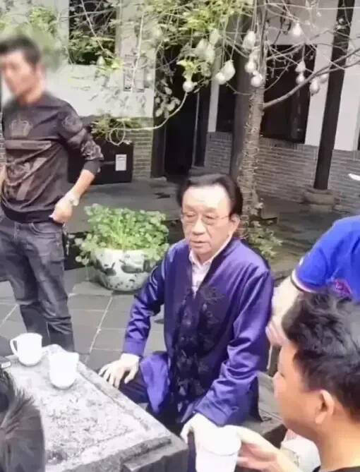 侯耀华|侯耀华这行头在北方叫装裹，他这扣子貌似都是六排的