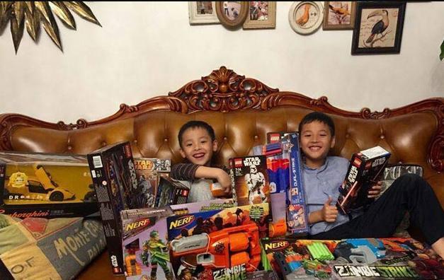 参观马景涛住的豪宅,户外有独立的大院子,客厅吊顶太科幻了