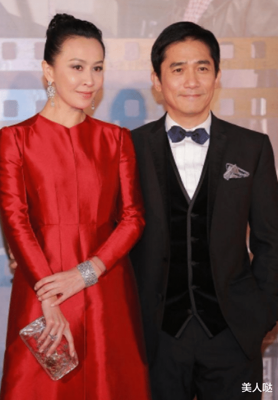 刘嘉玲|刘嘉玲和梁朝伟同框,穿红裙高贵明艳似女王,梁朝伟被衬成铁憨憨