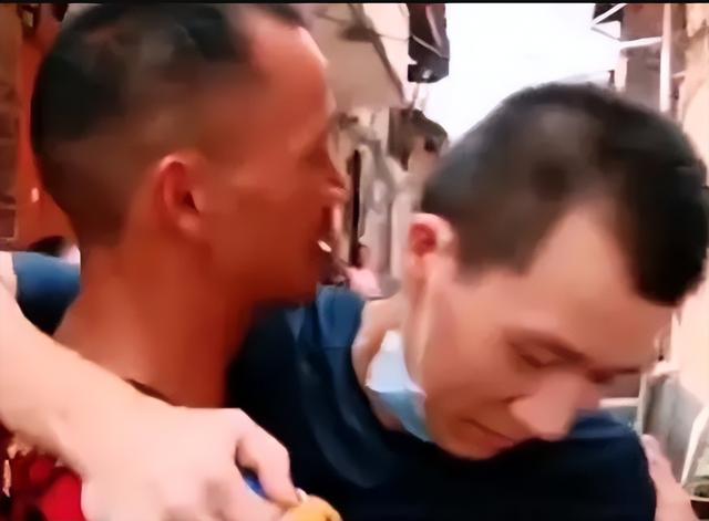 姐姐怕爸爸把弟弟打死,偷偷把弟弟放走,时隔28年后重聚哭成泪人