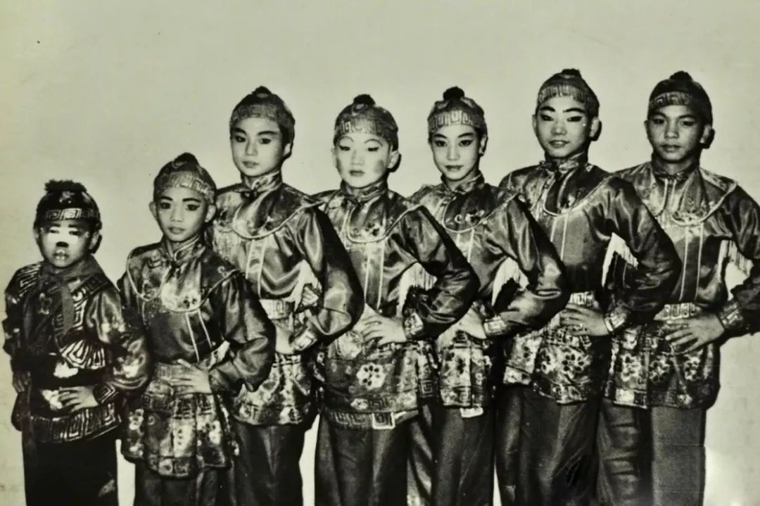 成龙|《七小福》中“年满谢师,但凭天良”的师生契约,现在还存在吗?