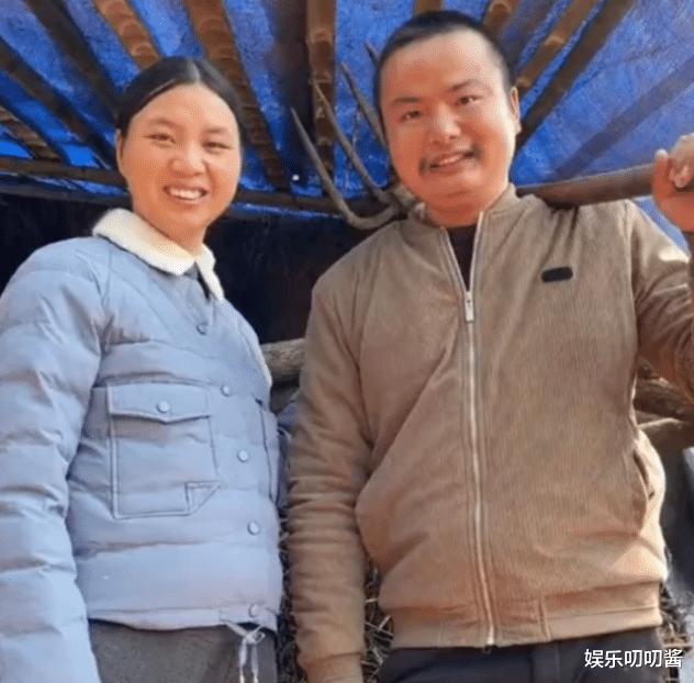 |牛爱芳夫妇穿破鞋受访，自曝“豪宅”细节，请俩实习生来当大咖？