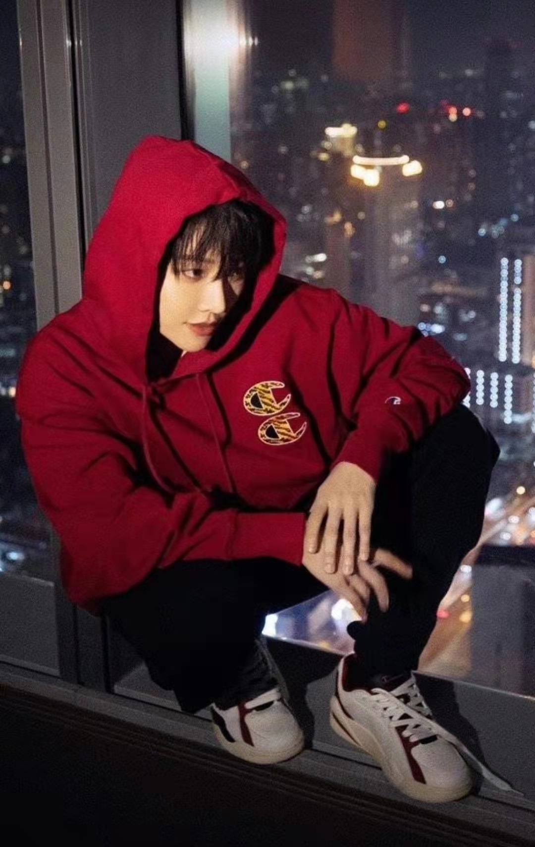 刘雨昕 歌手刘雨昕晒自己美甲照片,指甲太短指尖通红,健康状况惹人担忧