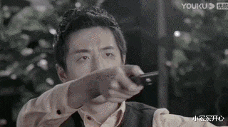 警察|这位“路人中的顶级脸”,让我想起9年前那部沙雕神剧